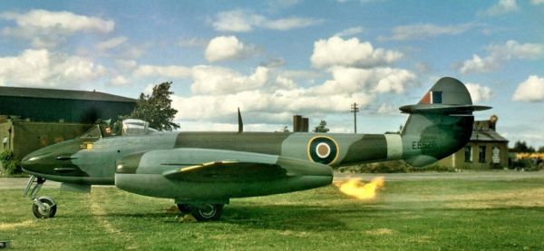 REV03830 - Avion Gloster Meteor 1er édition à assembler et à peindre - 1