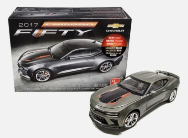 AMT1035M/12 - CHEVROLET Camaro 2017 Gris - 50e Anniversaire à aseembler et à peindre - 1
