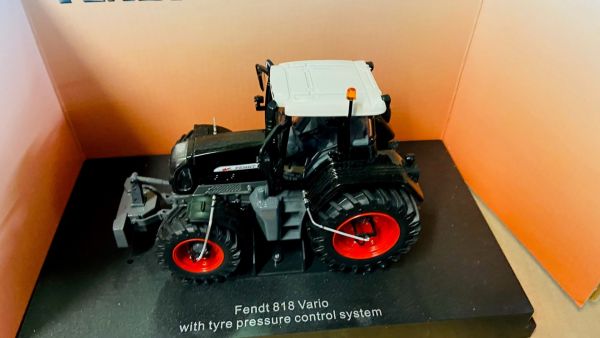 CW0161 - FENDT 820 Black - 1