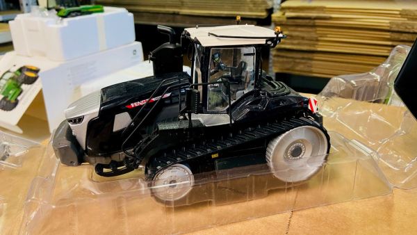 CW0165 - FENDT 1167 Black - 1
