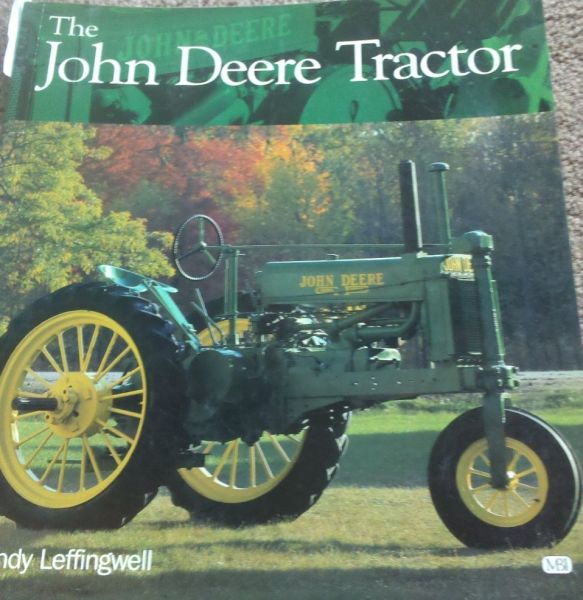 ERT1377 - Livre sur les Tracteurs anciens JOHN DEERE en Anglais - 1