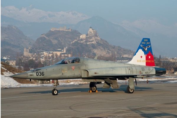 ITA1420 - Avion de chasse F-5E Swiss Air Force  à assembler et à peindre - 1