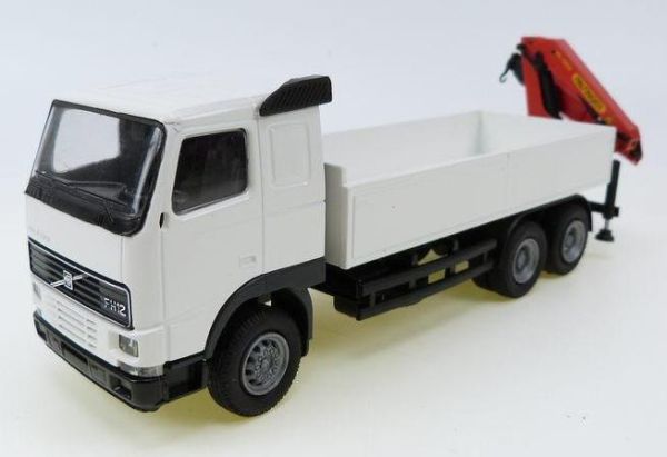 CON46115 - VOLVO 6x4 Avec grue de déchargement 