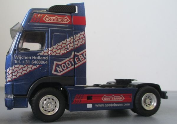 Camion avec remorque porte contenaire 20 pieds 3 essieux HAPAG LLOYD