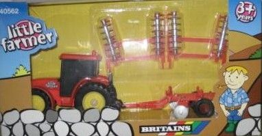 BRI40562 - Tracteur Orange avec Déchaumeur Ech:1/32 - 1