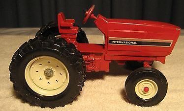 ERT415 - Tracteur INTERNATIONAL Ech:1/16 - 1