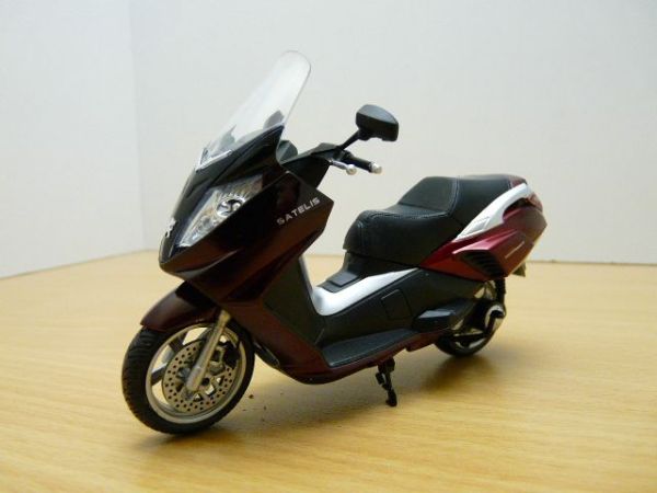 UH1959 - Scooter Satelis Compressor 125cc rouge 1/18 - 1