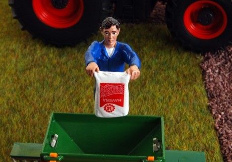 ADF32104 - Personnage avec sac - 1