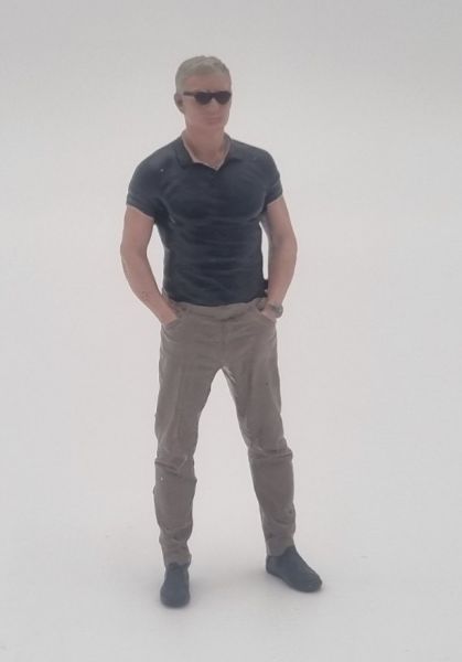 ATLAN32035 - Homme mains dans les poches, tshirt et lunettes de soleil - 1