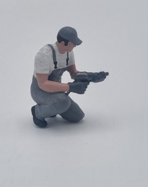 ATLAN32047_GRISC - Mécanicien à genoux avec clé à choc - gris clair - 1