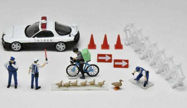 TOM328544 - Scéne de Police 2 avec MAZDA RX-7 Police et accessoires - 1