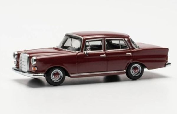 HER420457-002 - MERCEDES 200 fintail rouge vin - 1