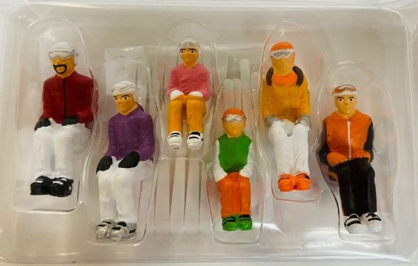 JC54200 - 6 personnages assis avec ski - Coloris aléatoires - 1