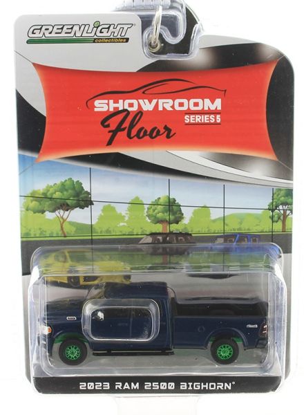 GREEN68050-AVERT - DODGE Ram 2500 Bighorn 2023 bleu avec jantes vertes de la série SHOWROOM FLOOR sous blister - 1