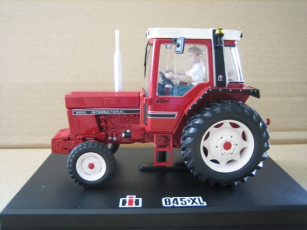 REPACA2012 - Tracteur série spéciale Chartres 2012 IH 845 XL 2 roues motrices accompagné d'une figurine édité à 2500 pièces - 1