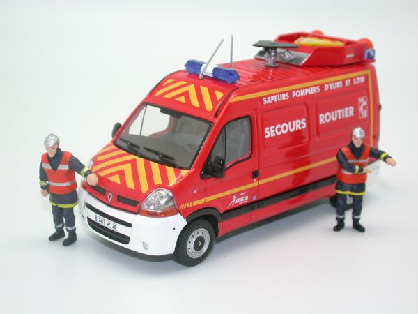 MOM114 - RENAULT MASTER pompiers VSR 28 avec  figurines Ech:1/43 - 1