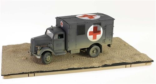 FOV801101B - OPEL-BLITZ 3.6-6700A KFZ.305 Ambulance de la seconde guerre mondiale vert - 1