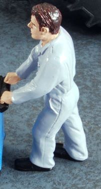 ADF32101 - Mécanicien en blouse grise - 1