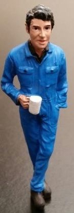 ADF32115 - Homme debout avec tasse - 1