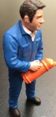 ADF32126 - Personnage avec bidon verseur - 1