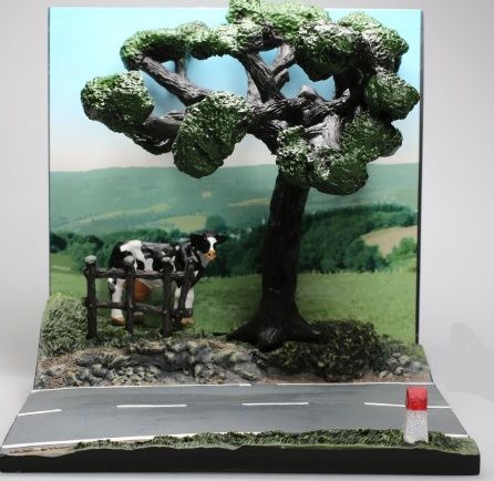 AKI0127 - Diorama route de campagne avec arbre et vache - 1