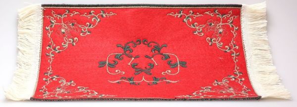 AKI0176 - Tapis rouge pour maison de poupée dimension 24 x 15 cm - 1