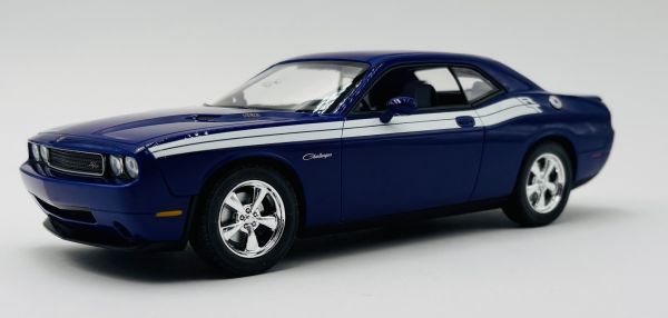 AMT697/12 - DODGE Challenger R/T 2010 violet - 1