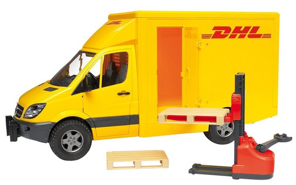 BRU2534 - MERCEDES Sprinter DHL avec gerbeur et palettes Ech:1/16 - 1