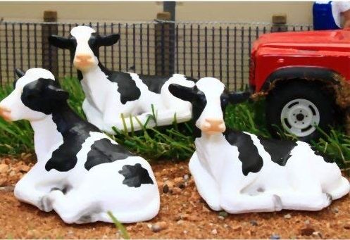 BT3067 - 3 vaches noire et blanche couchées - 1