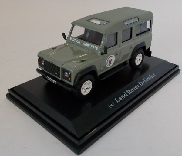 CAR4-53242 - LAND ROVER Defender long gris Mission Vigipirate Armée de Terre - 1