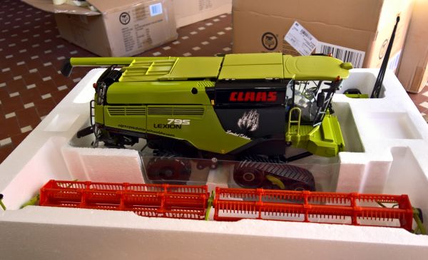 WIK77824MONSTER - Moissonneuse CLAAS LEXION 795 TT avec Coupe Céréales 