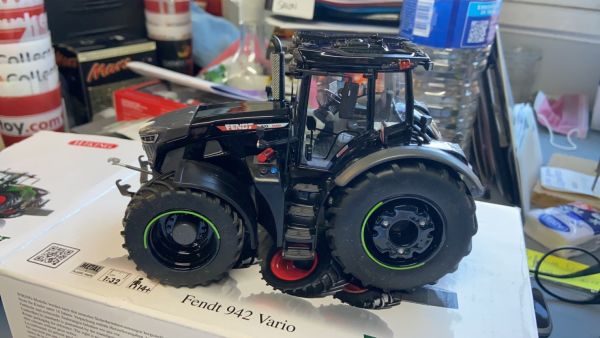 CW0188 - FENDT 933 Vario – Noir et vert - 1