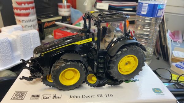 CW0194 - JOHN DEERE 8R 410 – Noir et Jaune - 1