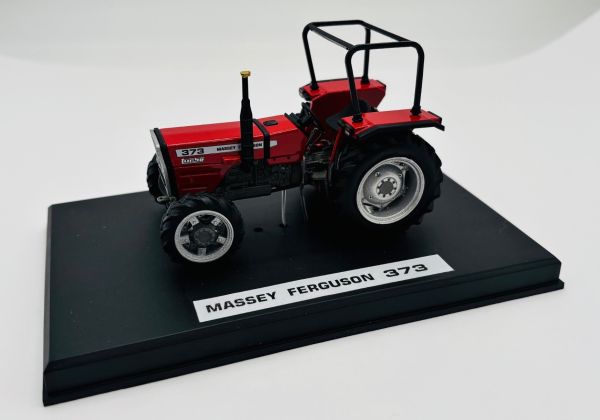 CW0295 - MASSEY FERGUSON 373 4wd - 1