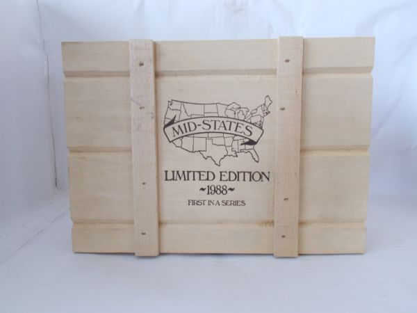 ERTL1988BOIS - Boite prestige en bois avec 1 CASE 600 1952. 1 FORD 8N 1947. 1 FARMALL 350 1957. 1 CHEVY Truck 1390 - 1