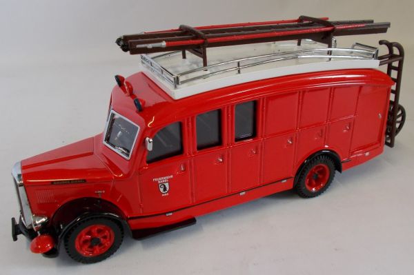 THO5321 - SAURER 3CT1D fourgon de pompier allemand de Balle avec accessoires - 1