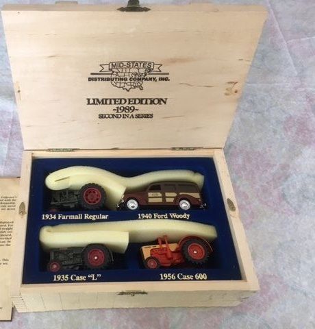 ERT1989BOIS - Boite prestige en bois avec 1 FARMALL Regular 1934, 1 CASE L 1935, 1CASE 600 1956, 1 FORD Woody 1940 - 1