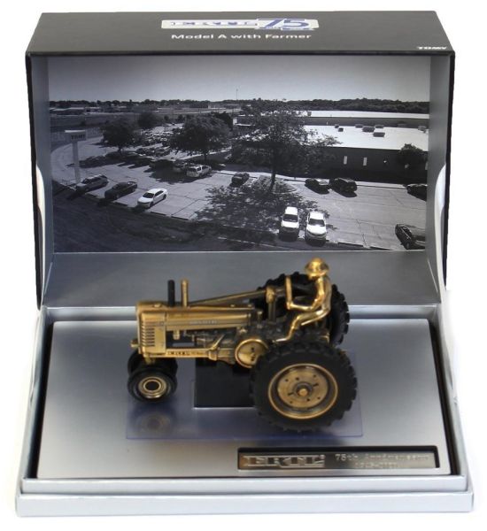 ERT45727GOLD - JOHN DEERE Model A Gold 75 ans JOHN DEERE avec personnage - 1