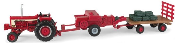 ERT46671 - FARMALL 806 diesel avec presse à petites balles et plateau les 12 petites balles sont fournies - 1