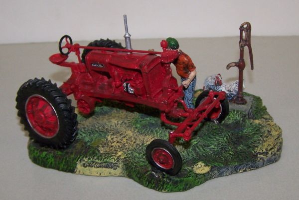 ERT2862 - FARMALL avec personnage lavant son tracteur sur un diorama - 1