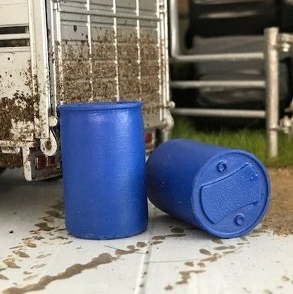 FB063 - 2 Barils Bleus Hauteur : 3 cm - En Miniature - 1