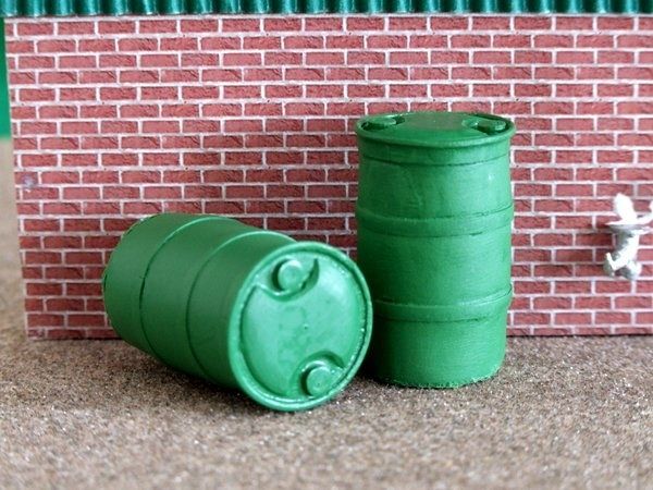 FB063G - 2 Barils Verts - 3 cm de hauteur - En miniature - 1