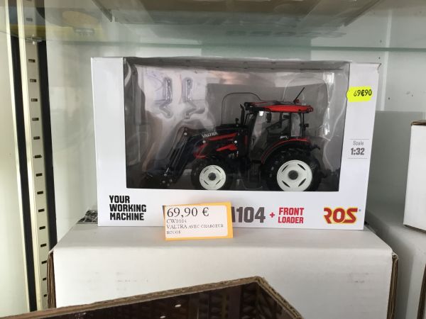 CW0104 - VALTRA avec chargeur rouge - 1