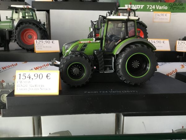 CW0135 - FENDT 724 Roues Larges Jantes Noires - 1
