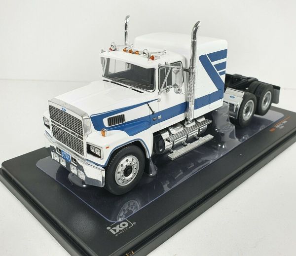 IXOTR062 - FORD LTL 9000 1978 blanc à bandes bleues - 1