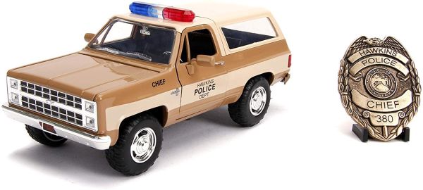 JAD31111 - CHEVROLET Blazer 4x4 Hopper's Chevy police de la série Stranger Things avec le badge inclus - 1