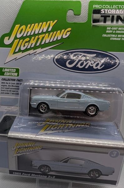 JLCT016B-C - FORD Mustang 2+2 1965 Bleu de la série COLLECTOR TINS 2025 sous blister - 1