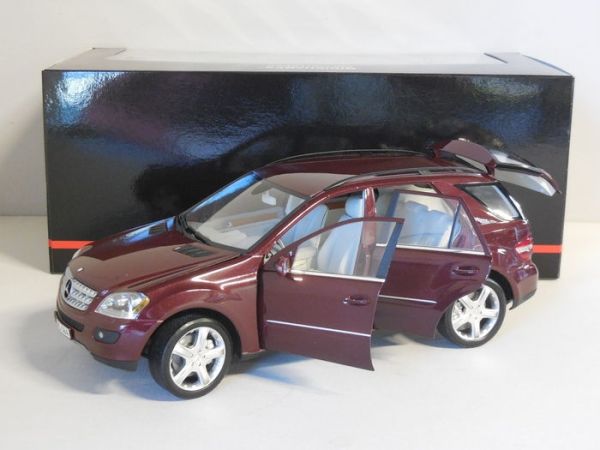 Minichamps Mercedes Benz Classe R 2006 – Rouge Métal – 1/43 – Édition Limitée