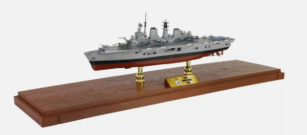 MP953001A - Porte-avions léger anglais HMS Invicible R05 Royal Navy Falkland Island 1982 avec coque et socle - 1