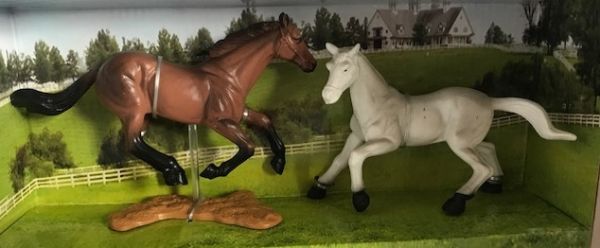 NEW37095B - Coffret de 2 Chevaux  Marron et Blanc/Gris - 1